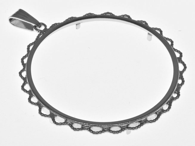 Münzfassung Anhänger aus echtem Silber rhodiniert mit einer maximalen Münzgröße von 40,8 mm. Der Anhänger hat eine dekorative Blütenkordel und ist für Münzen über 4,0 cm Durchmesser geeignet.