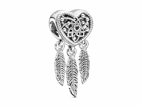 Charm in Herzform von Pandora mit einem Traumfänger-Design und drei herausragenden federn aus Silber, das elegante Schmuckstück ist perfekt für persönliche Stylings.