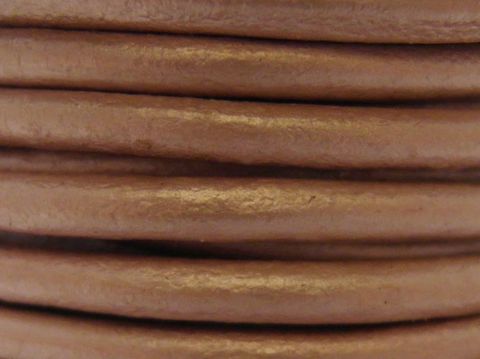 Lederband in Pastell Rosa, 60 cm lang und 3 mm dick, mit Edelstahl Bajonett, Metallic-Finish, von Juwelier Harnisch, ideal für Schmuckgestaltung.