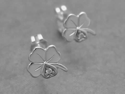Ohrringe in Form eines Kleeblattes aus rhodiniertem Sterling Silber mit symbolischem Charme und einem Diamant, Hersteller: Juwelier Harnisch, perfekte elegannte Ergänzung für jeden Anlass.