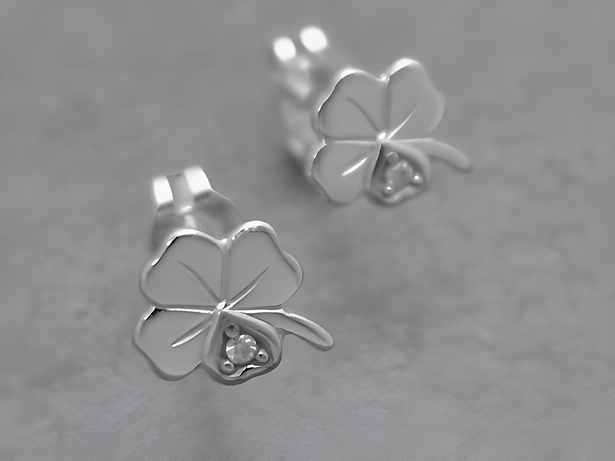 Ohrringe in Form eines Kleeblattes aus rhodiniertem Sterling Silber mit symbolischem Charme und einem Diamant, Hersteller: Juwelier Harnisch, perfekte elegannte Ergänzung für jeden Anlass.