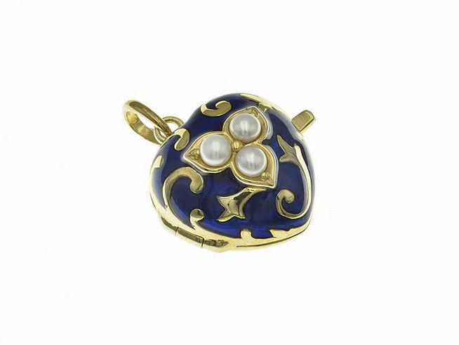 Silber vergoldetes Medaillon in Herzform, nostalgisch gestaltet mit blauer Lackoberfläche und drei Zuchtperlen, umrahmt von filigranen Verzierungen, Hersteller Juwelier Harnisch.