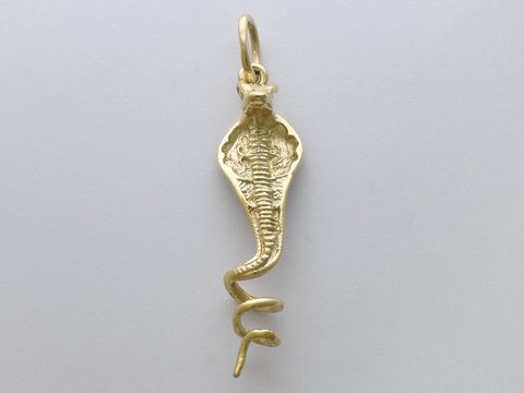 Gold Anhänger in Form einer Schlange Kobra aus 333 Gold, königlich gestaltet. Hersteller: Juwelier Harnisch. Ein elegantes Tiermotiv für besonderen Schmuck.