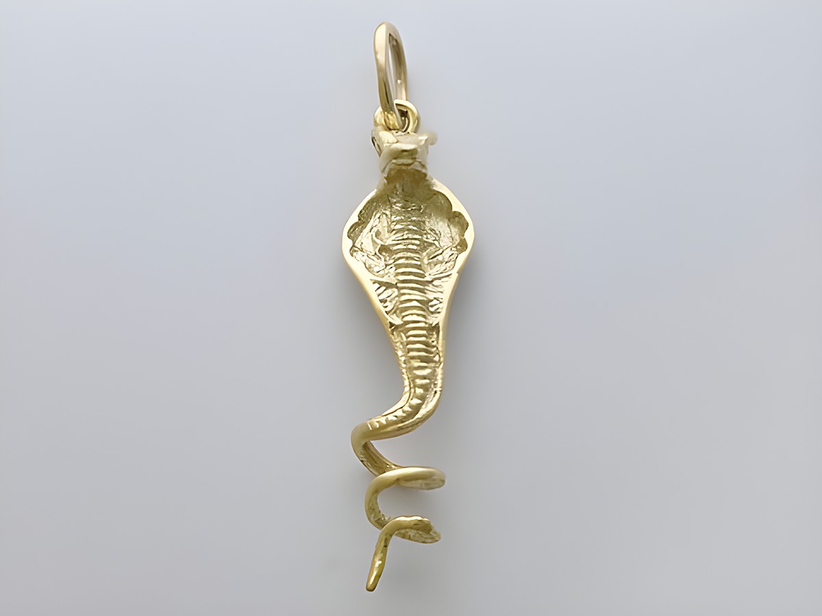 Gold Anhänger in Form einer Schlange Kobra aus 333 Gold, königlich gestaltet. Hersteller: Juwelier Harnisch. Ein elegantes Tiermotiv für besonderen Schmuck.