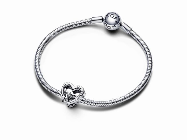 792829000-1 Offen gearbeitetes Familie Herz und Stern Charm aus Sterling Silber von Pandora, auf einem glatten Armband präsentiert, mit charakteristischem Pandora Verschluss.