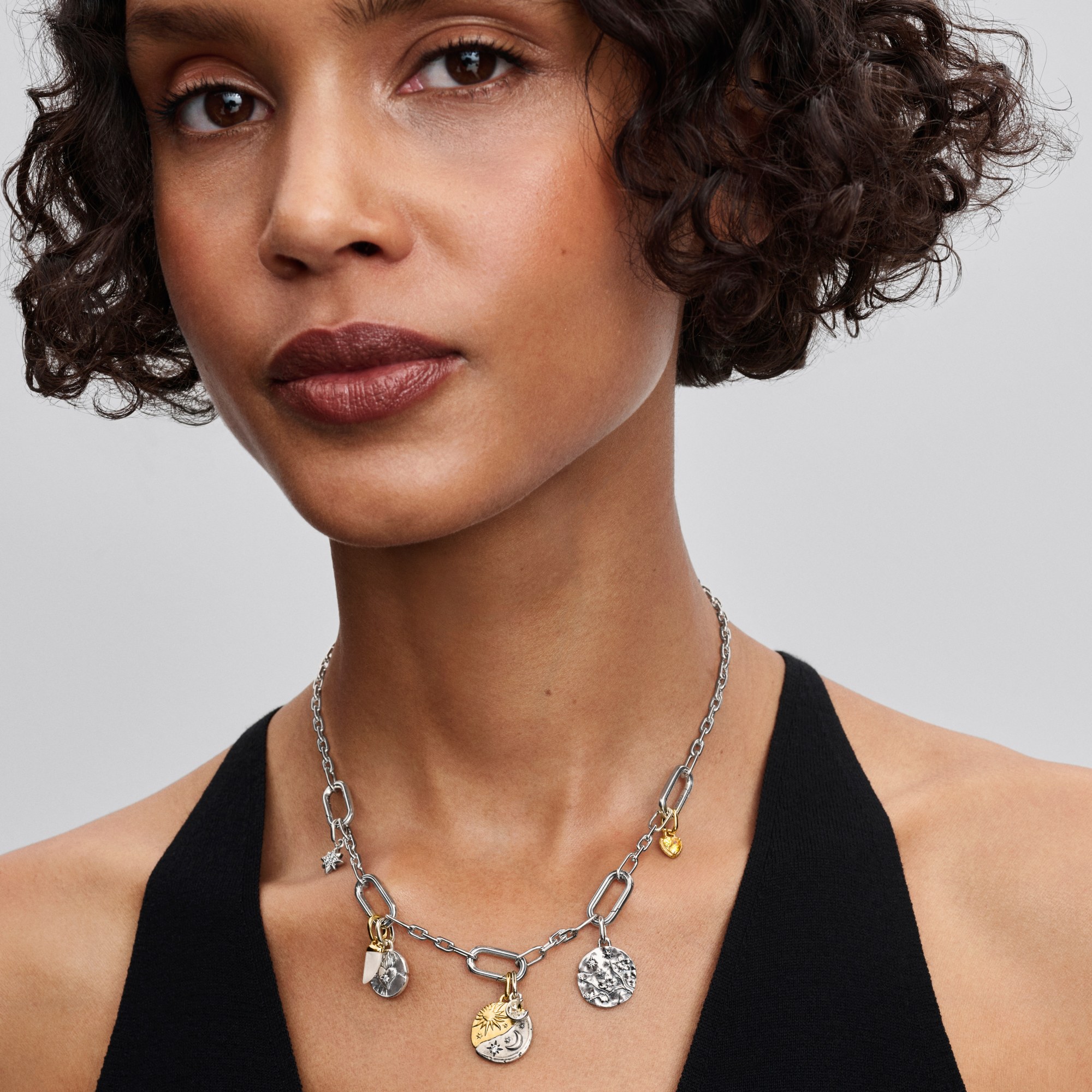 Pandora Me - Sonne und Mond Medaillon-Charm - Silber & Gelbgold Vergoldung - Zirkonia - PER ASPERA AD ASTRA – Ansicht 4