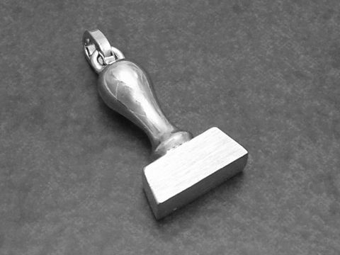 Silber Anhänger in Form eines Stempels, ausgefallen, Maße 18 x 10 mm, hergestellt von Juwelier Harnisch, präsentiert diverse Motive und bietet einen einzigartigen Schmuckstil.