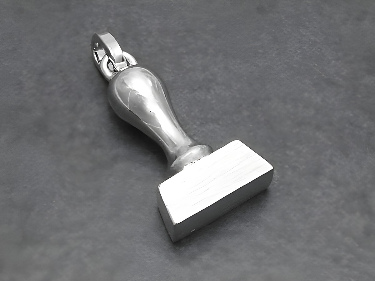 Silber Anhänger in Form eines Stempels, ausgefallen, Maße 18 x 10 mm, hergestellt von Juwelier Harnisch, präsentiert diverse Motive und bietet einen einzigartigen Schmuckstil.