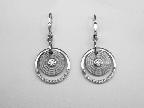 Modische Kreis Design Ohrringe aus 925 Sterling Silber, rhodiniert, mit Zirkonia Stein in der Mitte und funkelndem Stein entlang des äußeren Kreises, Hersteller Juwelier Harnisch.