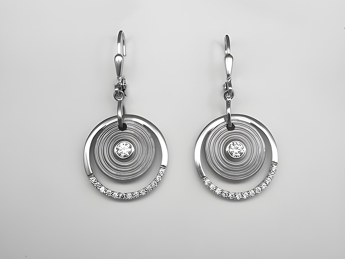Modische Kreis Design Ohrringe aus 925 Sterling Silber, rhodiniert, mit Zirkonia Stein in der Mitte und funkelndem Stein entlang des äußeren Kreises, Hersteller Juwelier Harnisch.