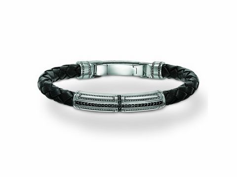 40000913-0 Ein Thomas Sabo Lederarmband mit 23 cm Länge, gefertigt aus schwarzem Leder mit rhodinierten Silber-Elementen und Zirkonia, präsentiert sich im eleganten Design.