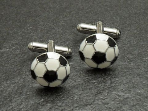 Silberfarbene Manschettenknöpfe in Fußballform, Hersteller Juwelier Harnisch, perfekt als Deutschland Fanartikel geeignet. Ideal für sportliche Anlässe und Anzüge.