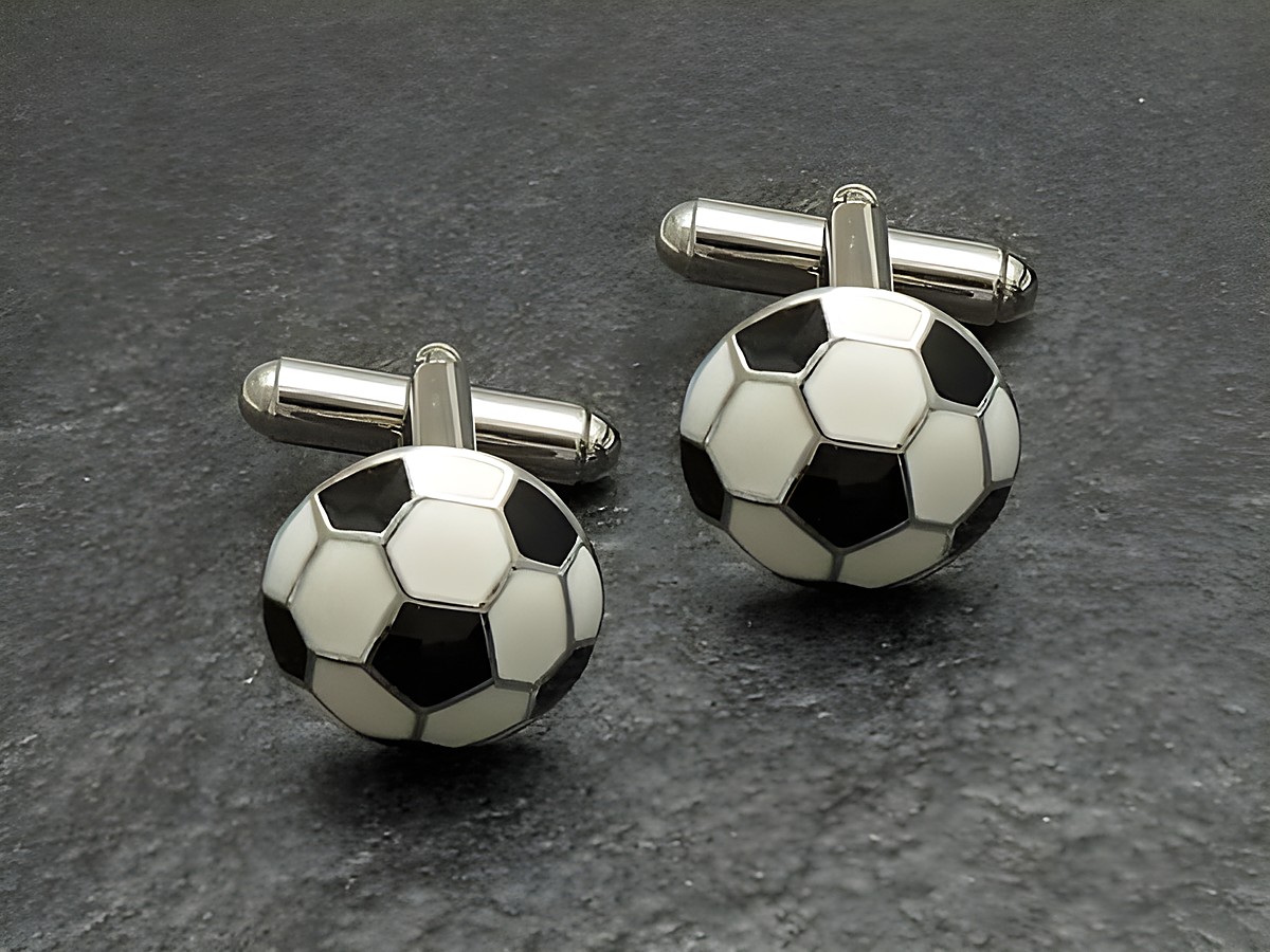 Silberfarbene Manschettenknöpfe in Fußballform, Hersteller Juwelier Harnisch, perfekt als Deutschland Fanartikel geeignet. Ideal für sportliche Anlässe und Anzüge.