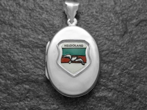 Silbermedaillon mit dem Wappen der Insel Helgoland, zeigt eine stilisierte Möwe auf buntem Hintergrund, gefertigt vom Juwelier Harnisch. Ideal als Schmuckstück zur Erinnerung.