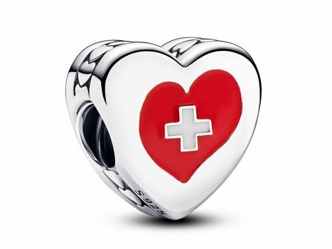 792015061-0 Charm aus Silber mit einem roten Herz und dem Schweizer Kreuz in der Mitte, kombiniert mit Emaille, ideal für Armbänder und als Geschenk.