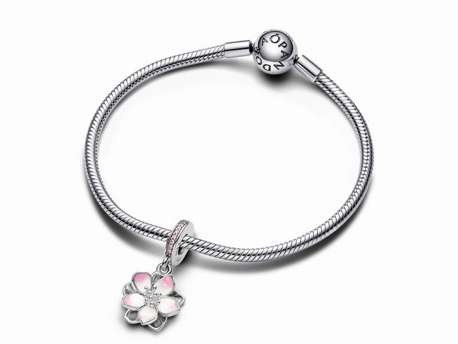 Silberne Pandora Armband mit einem Kirschblüten Charm-Anhänger aus Zirkonia in Pink-Rosa, kunstvoll gestaltet für einen eleganten Look im Alltag.