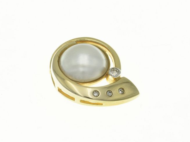 Anhänger Rund aus 333 Gelbgold mit polierter Mabe Perle und Diamanten, ein eleganter Hingucker, Hersteller Juwelier Harnisch, ideal für stilvolle Akzente.