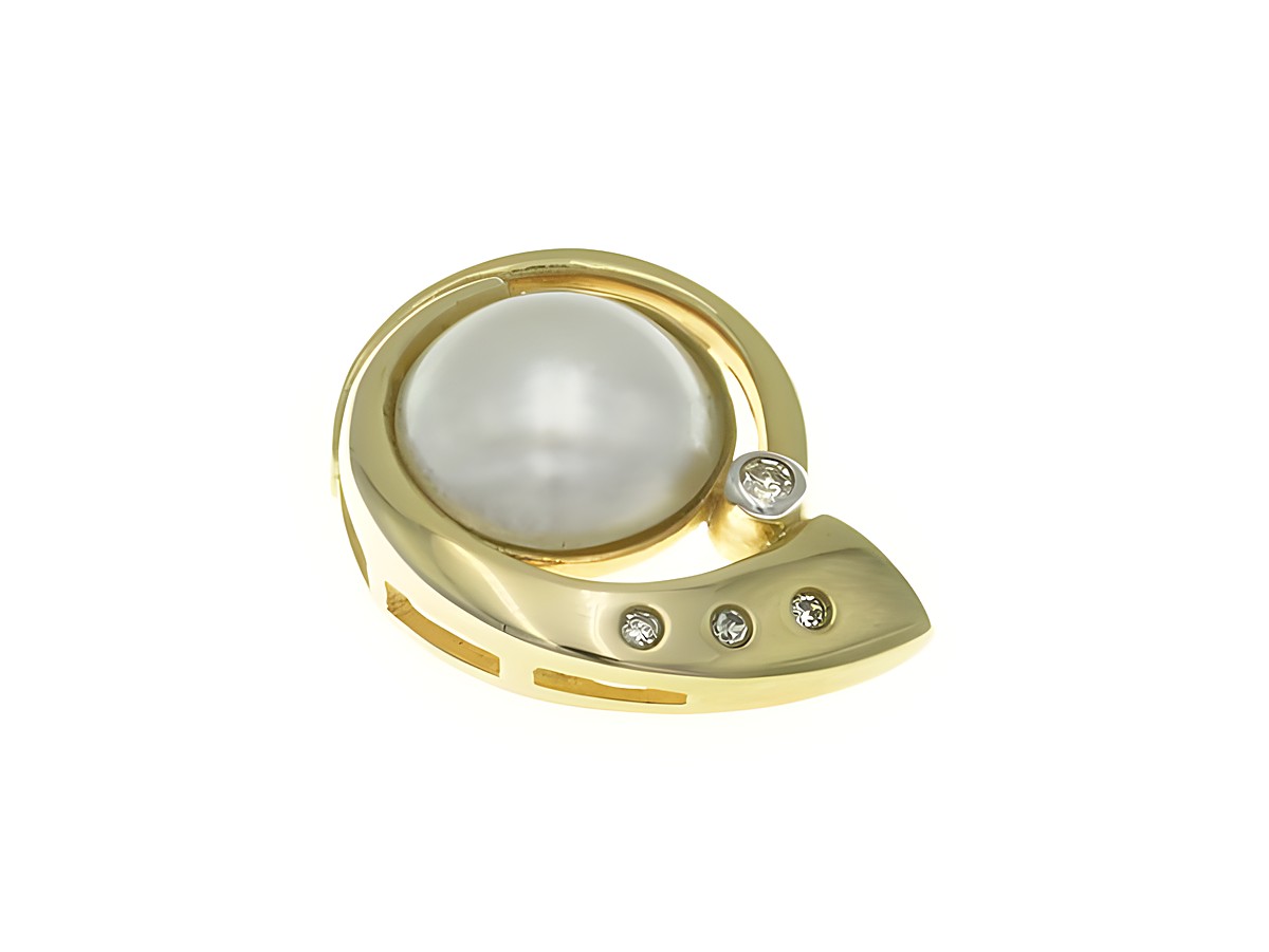 Anhänger Rund aus 333 Gelbgold mit polierter Mabe Perle und Diamanten, ein eleganter Hingucker, Hersteller Juwelier Harnisch, ideal für stilvolle Akzente.