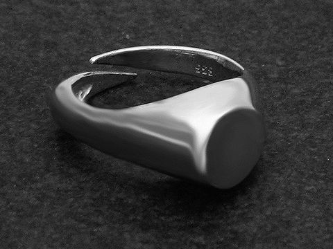 Silberring rho extravagant Größe wenig verstellbar, Hersteller Juwelier Harnisch, ohne Stein, rhodiniert, mit modernem, schlichtem Design und glatter, einfarbiger Oberfläche.