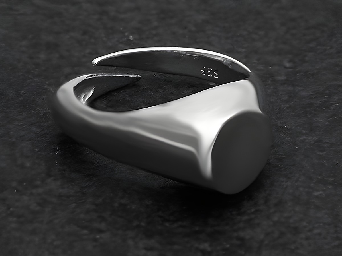 Silberring rho extravagant Größe wenig verstellbar, Hersteller Juwelier Harnisch, ohne Stein, rhodiniert, mit modernem, schlichtem Design und glatter, einfarbiger Oberfläche.