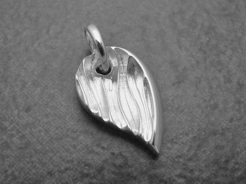 Anhänger in Form eines Blattes aus hochwertigem Sterling Silber, naturverbunden und elegant gestaltet, hergestellt von Juwelier Harnisch, inspiriert von Pflanzenmotiven.