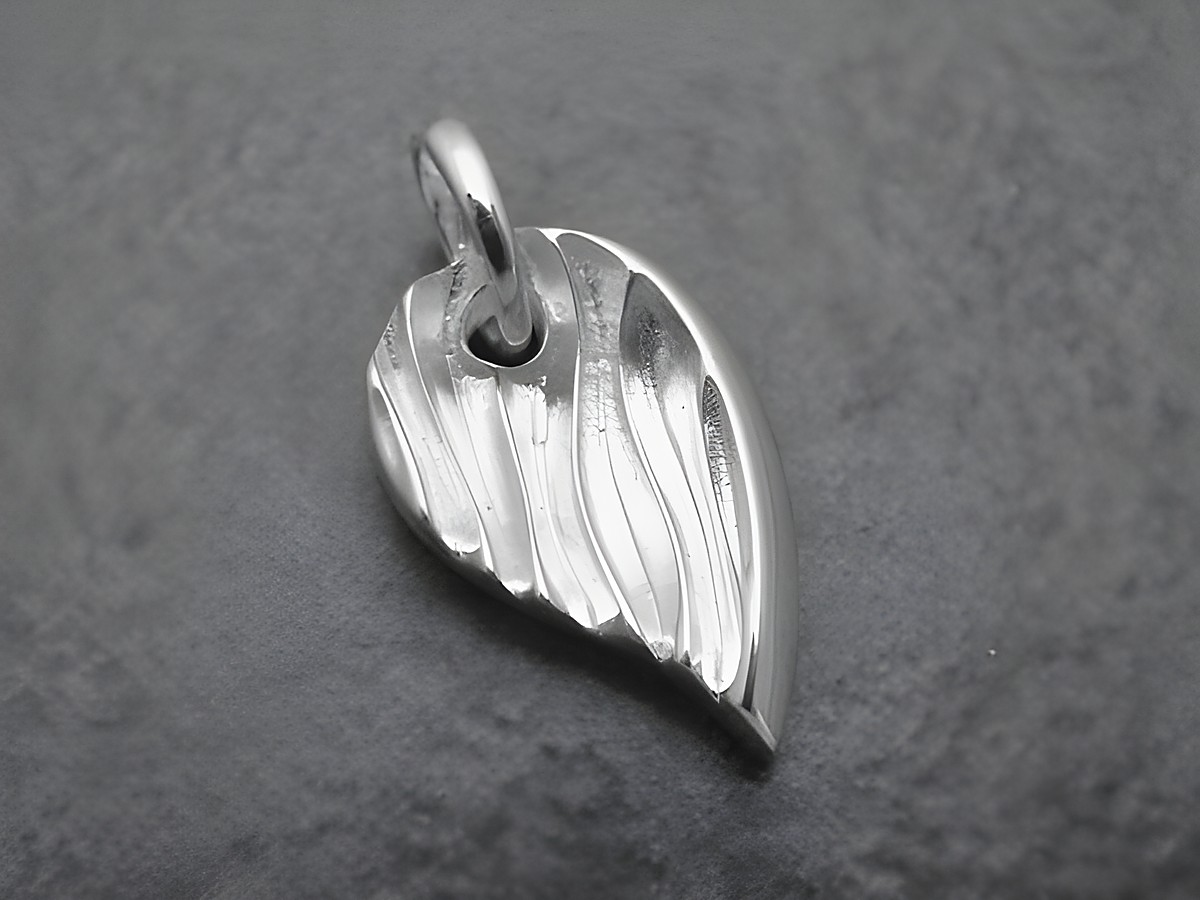 Anhänger in Form eines Blattes aus hochwertigem Sterling Silber, naturverbunden und elegant gestaltet, hergestellt von Juwelier Harnisch, inspiriert von Pflanzenmotiven.