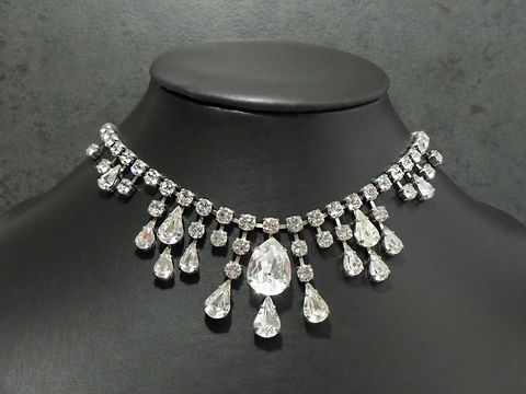 Strass Kette sexy weiß 45-48 cm silberfarben, Hersteller Juwelier Harnisch, Fassung silberfarben, elegante Dekoration mit funkelnden Strasssteinen in klassischem Design.