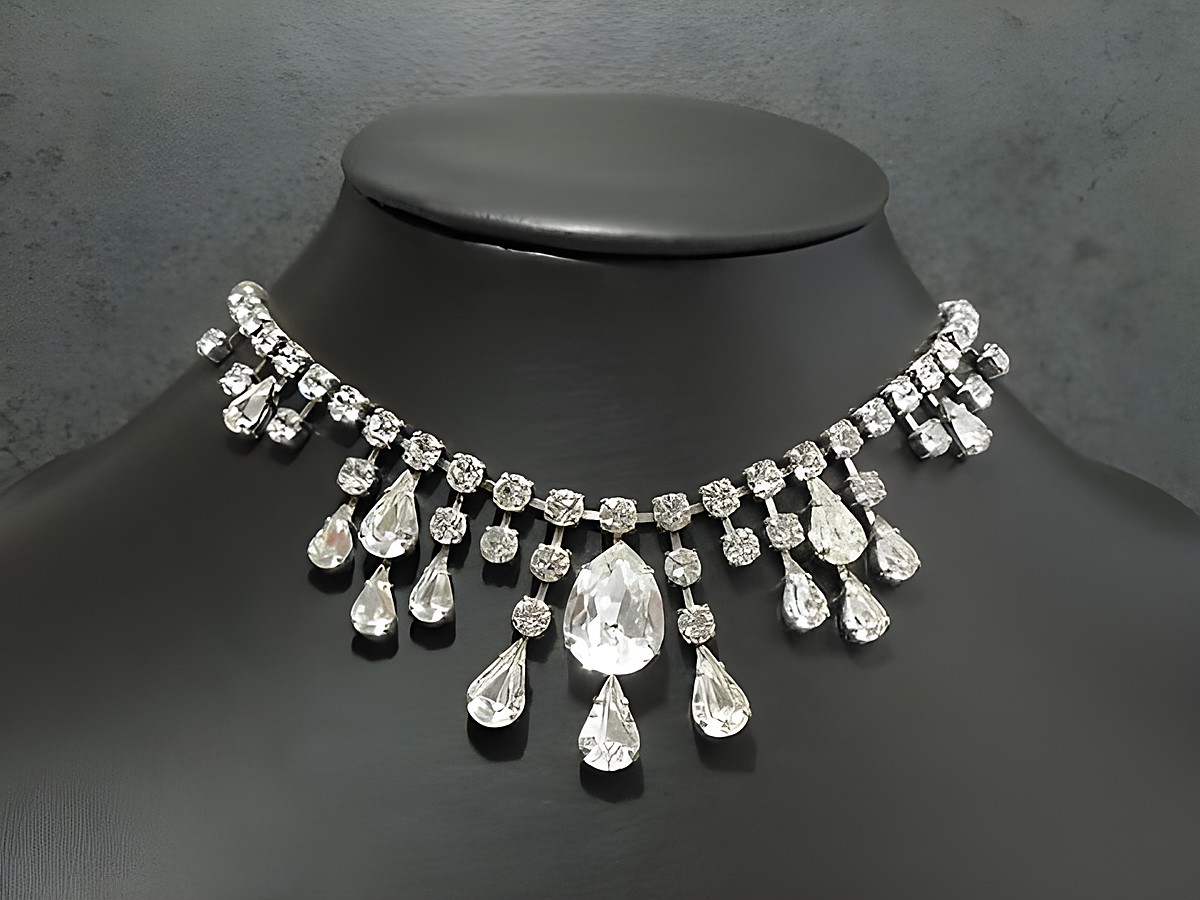 Strass Kette sexy weiß 45-48 cm silberfarben, Hersteller Juwelier Harnisch, Fassung silberfarben, elegante Dekoration mit funkelnden Strasssteinen in klassischem Design.