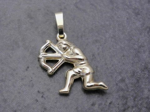 Anhänger für das Sternzeichen Schütze aus goldfarbenem Metall, plastisch gestaltet mit einer Figur, die einen Bogen hält, ideal als Schmuckstück für Schützen. Hersteller Juwelier Harnisch.