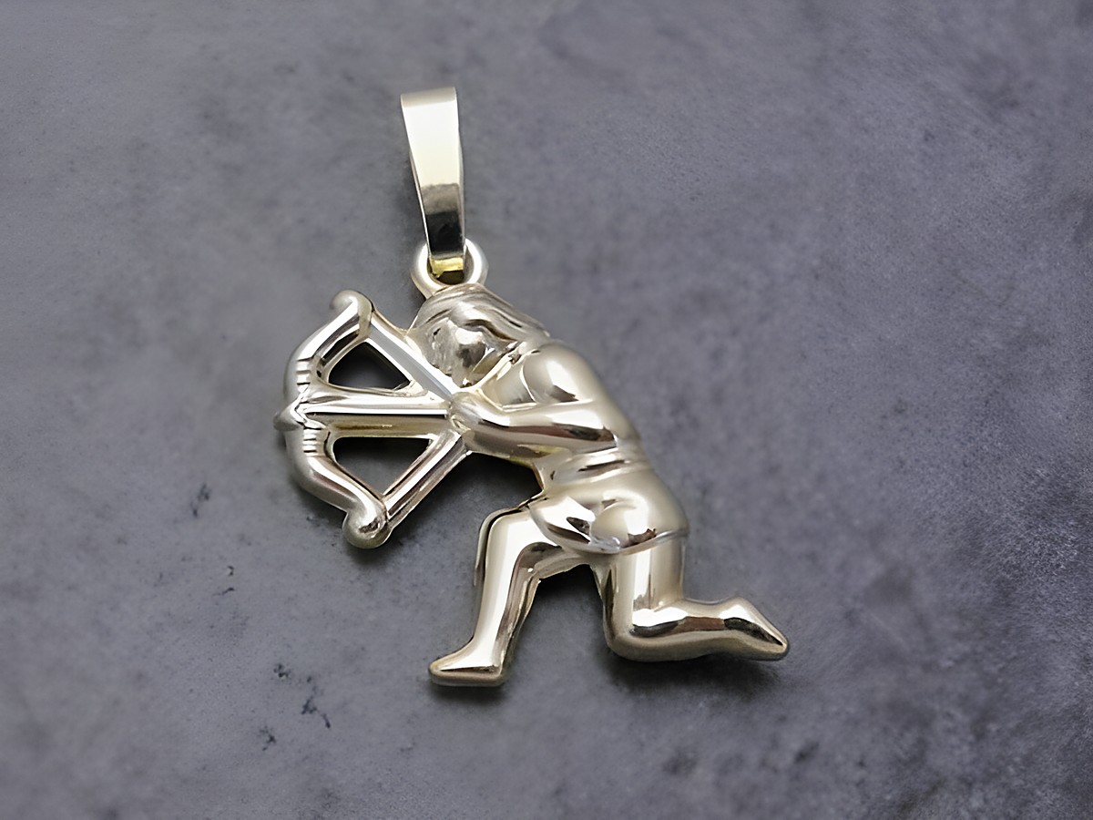 Anhänger für das Sternzeichen Schütze aus goldfarbenem Metall, plastisch gestaltet mit einer Figur, die einen Bogen hält, ideal als Schmuckstück für Schützen. Hersteller Juwelier Harnisch.