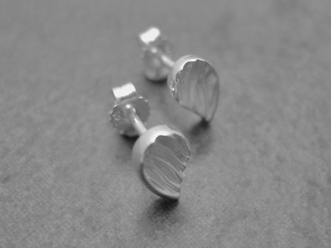 Ohrringe in Form von Laubblättern aus Sterling Silber, naturverbunden und elegant, Hersteller: Juwelier Harnisch, Ohrstecker ohne Stein, ideal für den Alltag.