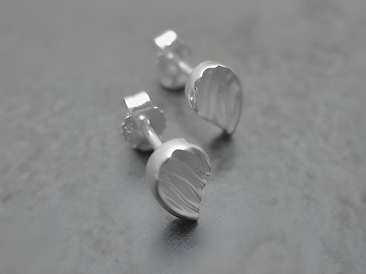 Ohrringe in Form von Laubblättern aus Sterling Silber, naturverbunden und elegant, Hersteller: Juwelier Harnisch, Ohrstecker ohne Stein, ideal für den Alltag.