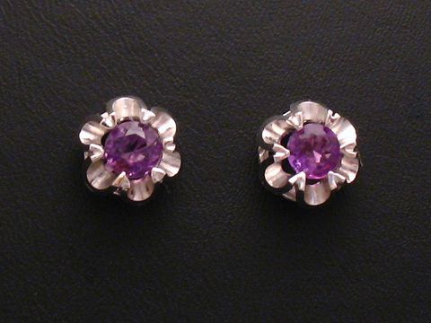 Ohrringe Amethyst Weißgold 585 Ohrstecker von Juwelier Harnisch, filigranes Design mit blühenden, runden Amethysten in Weißgoldfassung, elegant und zeitlos.