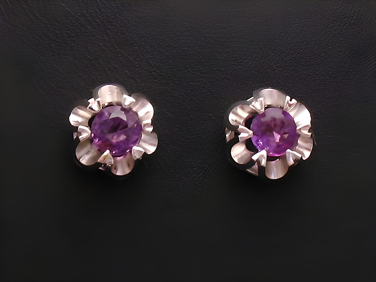 Ohrringe Amethyst Weißgold 585 Ohrstecker von Juwelier Harnisch, filigranes Design mit blühenden, runden Amethysten in Weißgoldfassung, elegant und zeitlos.