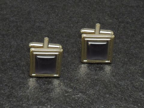 Manschettenknöpfe in lila mit einem modernen Design, Durchmesser 15,6 mm, goldfarbene Fassung, hergestellt von Juwelier Harnisch, ideal für elegante Anlässe.