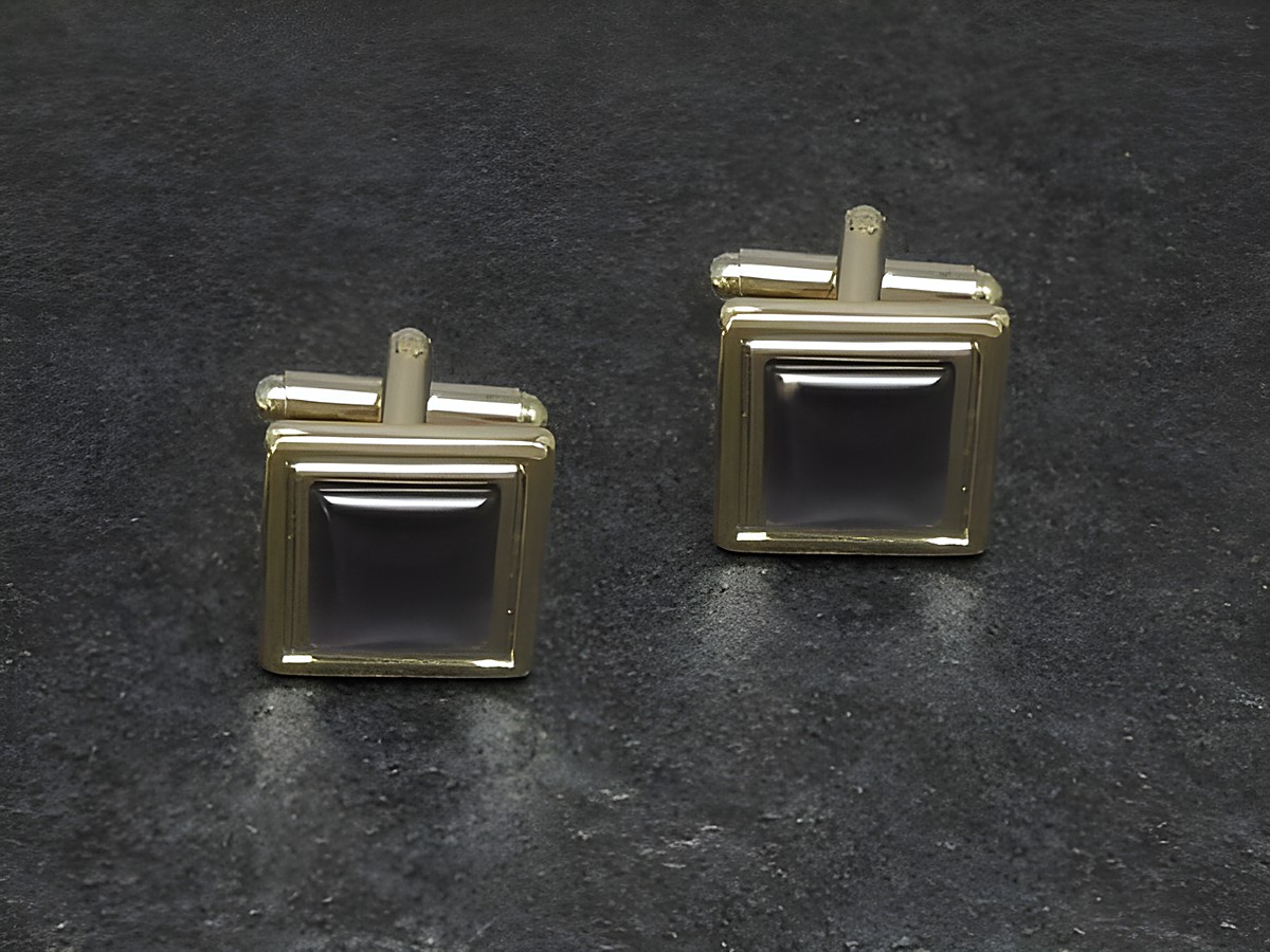 Manschettenknöpfe in lila mit einem modernen Design, Durchmesser 15,6 mm, goldfarbene Fassung, hergestellt von Juwelier Harnisch, ideal für elegante Anlässe.