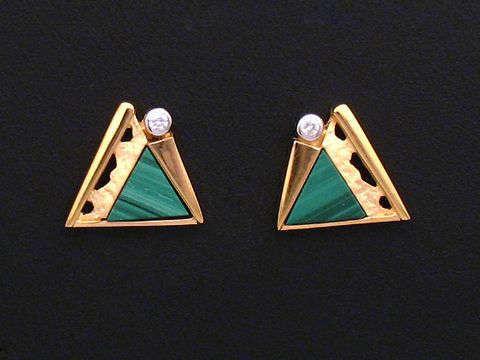 Gold Ohrringe interessant DREIECK Malachit und Zirkonia, Hersteller Juwelier Harnisch, elegantes Design mit weiteren Steinen, ideal für schicke Anlässe.
