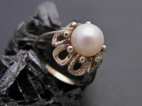 Gold Perlen Ring beeindruckend Gr. 54,5 Zuchtperle 7,2 mm Gold 333 Hersteller Juwelier Harnisch bis Gr. 56 18. Elegantes Design mit einer zentralen Perle und filigraner Verarbeitung.
