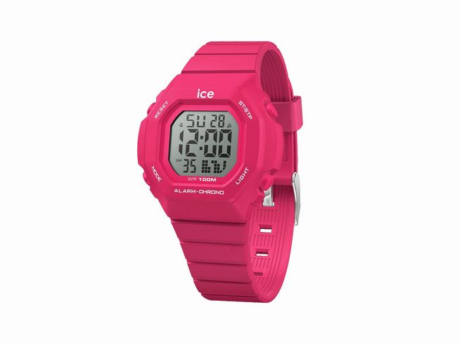 Die Ice Watch ICE digit ultra in pink, Modell 022100, zeigt ein digitales Ziffernblatt mit Alarm, Stoppuhr und Lichtfunktion. Sie hat ein robustes Armband und eine Wasserfestigkeit von 100 Metern.