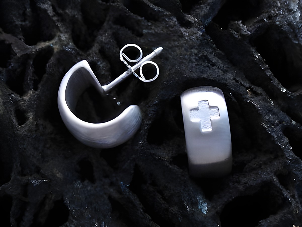 Sterling Silber rhod. göttlich mattiert Ohrstecker und Ring mit Kreuzmotiv, Hersteller Juwelier Harnisch, bis 15 mm. Elegantes Schmuckset für besondere Anlässe.