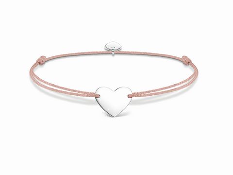 Elegantes Thomas Sabo Armband aus Silber mit einem herzförmigen Anhänger und farbigen Bändern, verstellbar von 14 bis 20 cm, ideal für einen stilvollen Look.