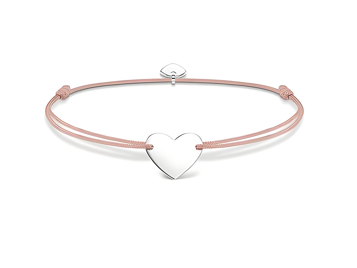 Elegantes Thomas Sabo Armband aus Silber mit einem herzförmigen Anhänger und farbigen Bändern, verstellbar von 14 bis 20 cm, ideal für einen stilvollen Look.