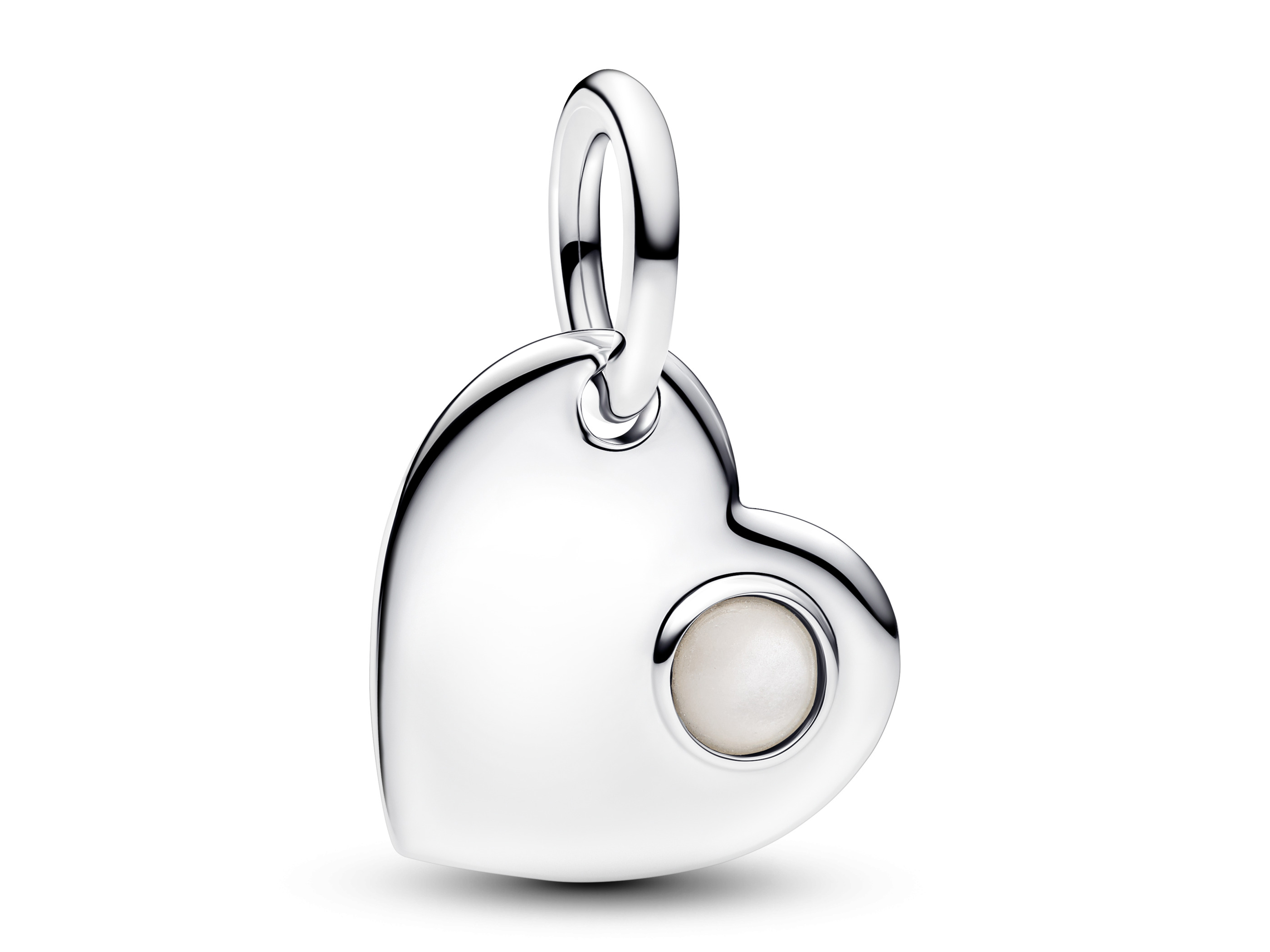Herzanhänger und Charm aus dem Hause Pandora, aus hochwertigem Silber mit einem dekorativen Element aus synthetischem Perlmutt, gefertigt für die Möglichkeit der Gravur.