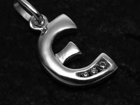 E Buchstaben Anhänger aus Sterling Silber mit Zirkonia, hergestellt von Juwelier Harnisch. Der Anhänger hat eine glänzende Oberfläche und filigrane Details.