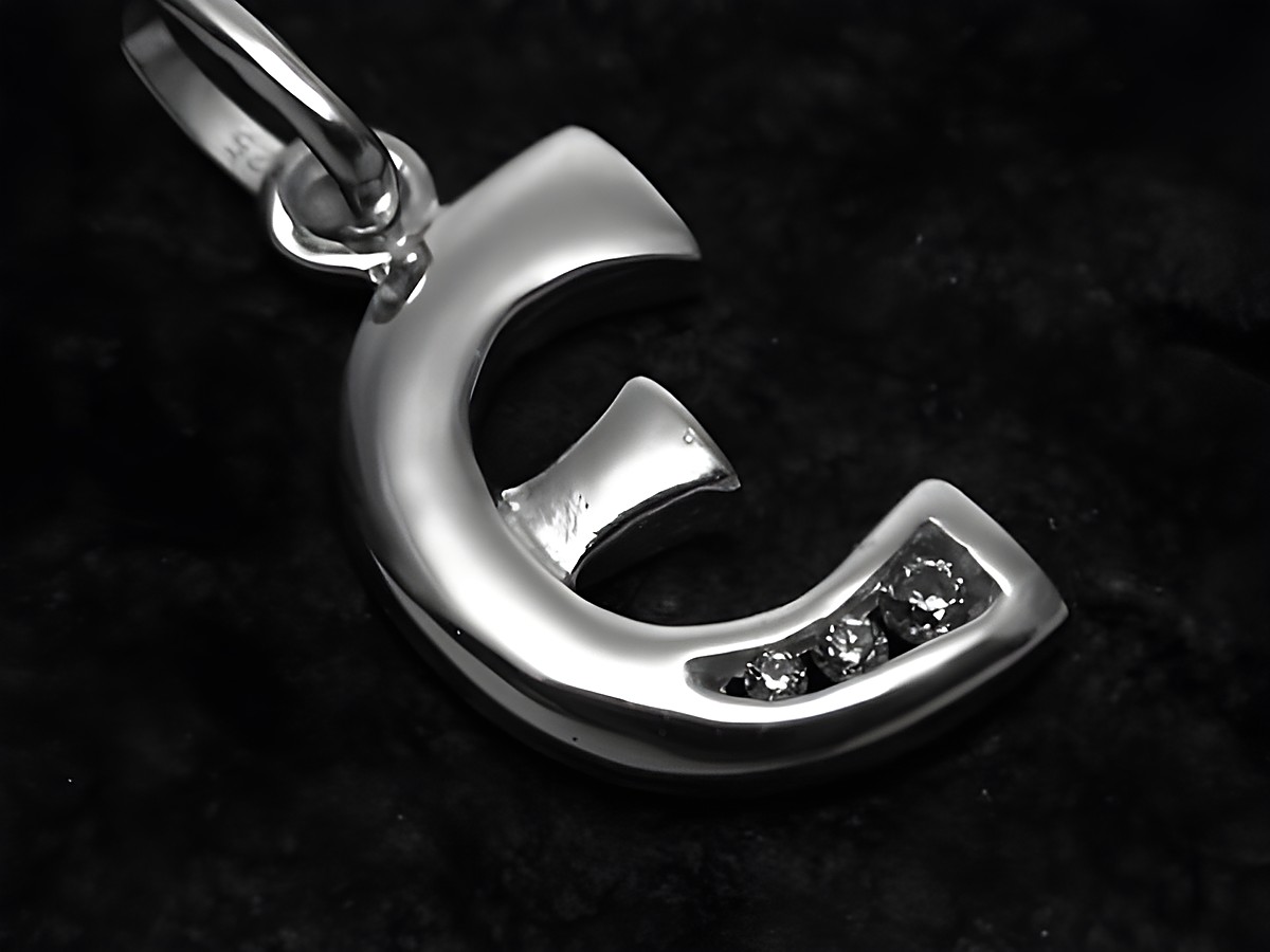 E Buchstaben Anhänger aus Sterling Silber mit Zirkonia, hergestellt von Juwelier Harnisch. Der Anhänger hat eine glänzende Oberfläche und filigrane Details.
