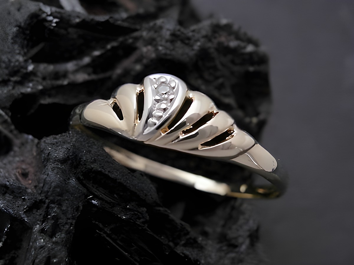 Gold Ring kunstvoll Gold 585 bicolor mit Diamant Goldring Gr. 54 Hersteller Juwelier Harnisch bis Gr. 54 17,5. Elegant gestalteter Ring mit feinen Details und funkelndem Stein.