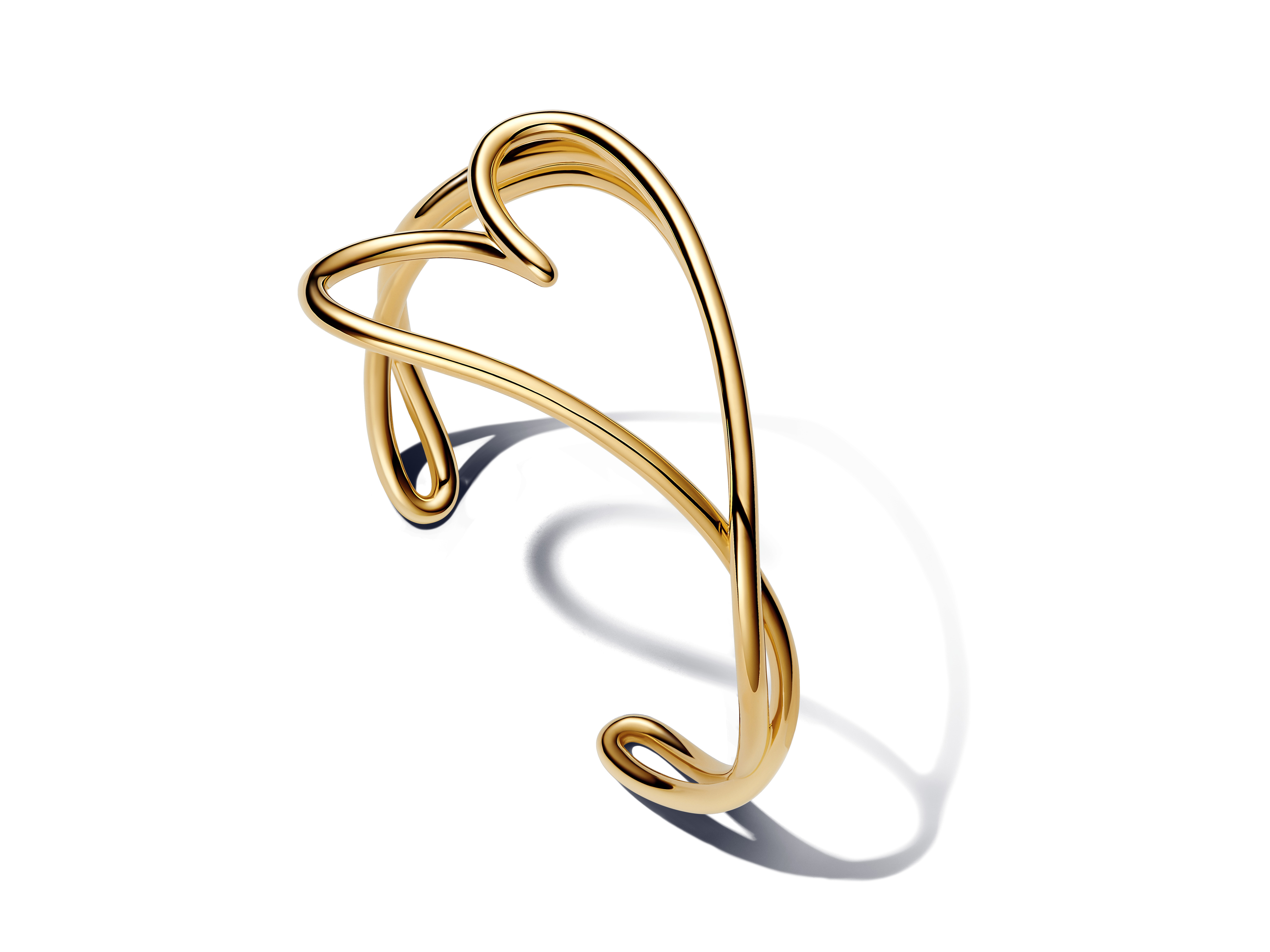 Pandora Armreifen in organisch geformtem Design mit Liebe Herzmotiv aus gelbgold Vergoldung, 21 cm lang, ideal für stilvolle Akzente.