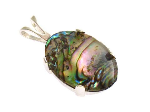 Perlmutt Cabochon in bunten Farben, eingefasst in einem feinen Sterling Silber Anhänger, hergestellt von Juwelier Harnisch, elegant und einzigartig im Design.