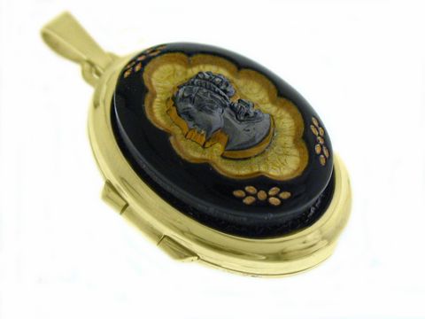 Medaillon mit Cabochon aus Gold 585, gefertigt von Juwelier Harnisch, zeigt eine kunstvolle Gemme mit einem sorgfältig gestalteten Motiv auf schwarzem Hintergrund.
