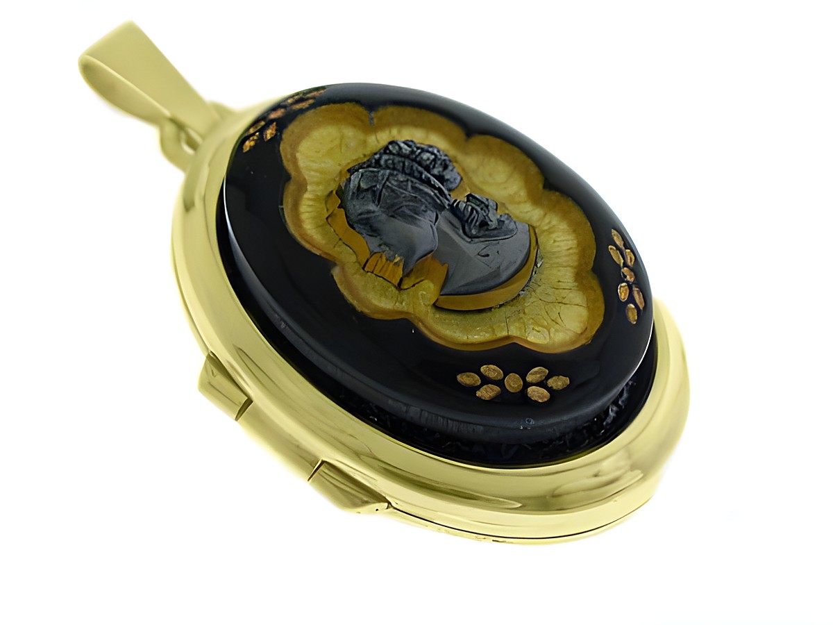 Medaillon mit Cabochon aus Gold 585, gefertigt von Juwelier Harnisch, zeigt eine kunstvolle Gemme mit einem sorgfältig gestalteten Motiv auf schwarzem Hintergrund.